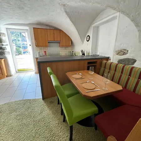 Theresa, * ראוריס